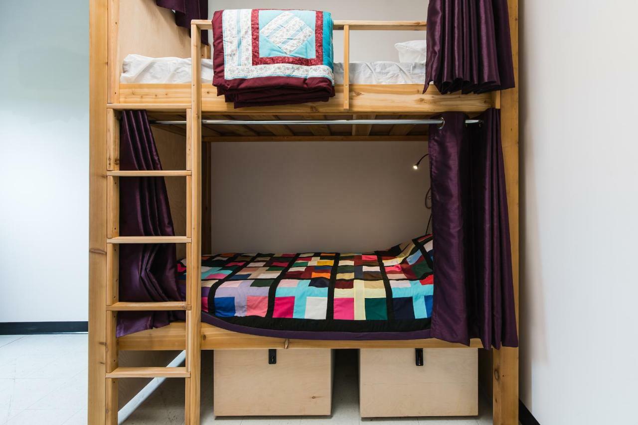 Out East Hostels - ร็อคกี้ ฮาร์เบอร์ ภายนอก รูปภาพ